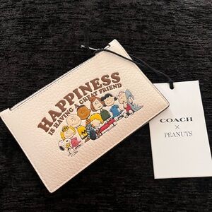 NWT Coach X Peanuts ZIP card case color is Chalk with Happiness motif